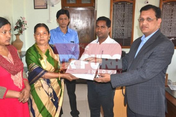 Tripura Govt compensates Martyr Shambhu Satmuraâ€™s family